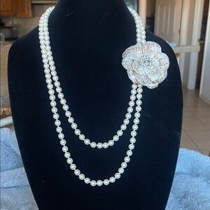 Elegant Pearl Necklace with Floral Accent
